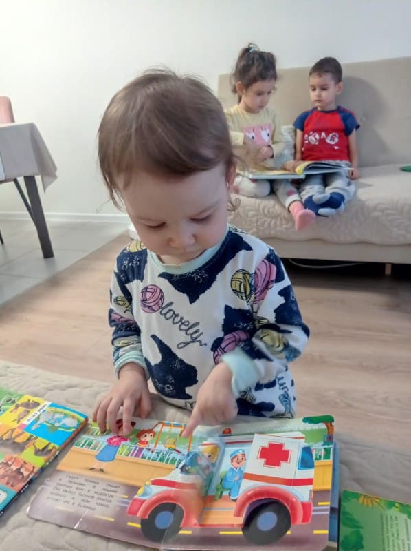 Хаким, Сафия и Ясмина читают книжки